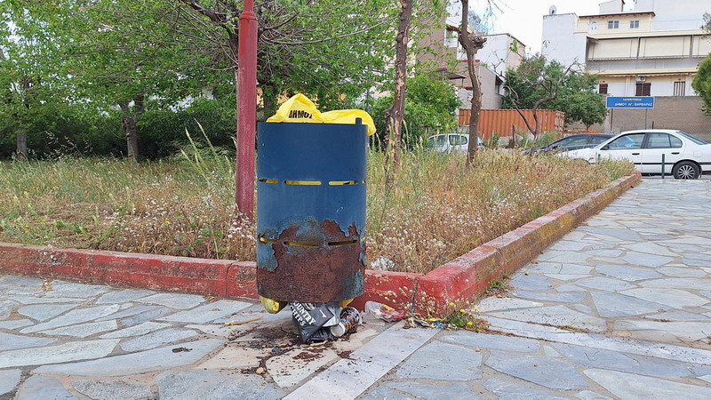 Κάδοι απορριμμάτων σε πεζοδρόμια πλατείες ή Άλση υπάρχουν σκουριασμένοι, στραπατσαρισμένοι ή διαλυμένοι