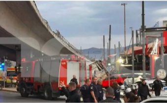 Νταλίκα έπεσε στο κενό από γέφυρα στην Πέτρου Ράλλη και Θηβών