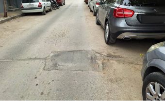 Βαθαίνει η καθίζηση στην οδό Καραολή – Απειλή για πεζούς και  οχήματα