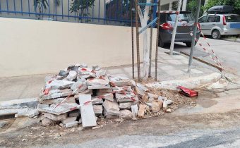 Μπάζα στο οδόστρωμα της οδού Κύπρου επί μέρες…