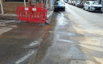 Χάνονται αμέτρητα κυβικά νερού καθημερινά, από τις διαρροές του δικτύου της ΕΥΔΑΠ, στους δρόμους της πόλης μας
