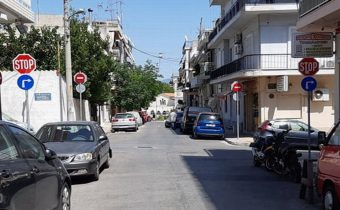 Όσο καθυστερεί η αναστροφή κυκλοφορίας στην οδό Ανδρέα Δημητρίου, τόσο μεγαλώνουν τα προβλήματα και ταλαιπωρούνται οι συμπολίτες μας