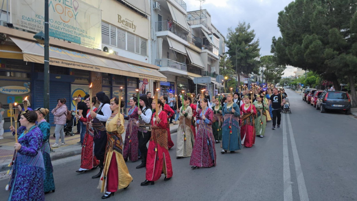 ΛΑΜΠΑΔΗΦΟΡΙΑ στους δρόμους της πόλης, από το Σύλλογο Ποντίων της πόλης μας, με αφορμή τη γενοκτονία των Ελλήνων του Πόντου