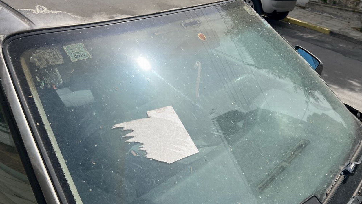 Συμπολίτης μας διαμαρτύρεται για μη απομάκρυνση από το δήμο εγκαταλειμμένου οχήματος