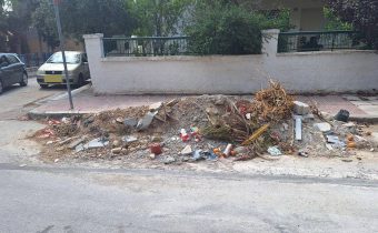 “Ανθρωποκεντρική” πόλη, με βουναλάκια μπάζα στους δρόμους επί μήνες…