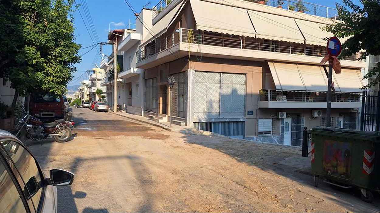 Μετά από πολύωρη εργασία συνεργείο της ΕΥΔΑΠ επισκεύασε τον σπασμένο αγωγό στην οδό Αθανασίου Διάκου