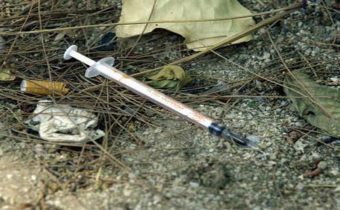 Ναρκομανείς μπαίνουν στις αυλές συμπολιτών μας, για να κάνουν τη δόση τους…