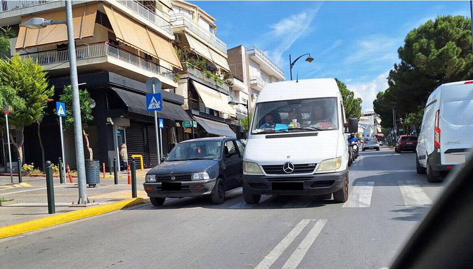 Παρκάρισμα επάνω στη διάβαση πεζών στην πλατεία Παναγίας Ελεούσας