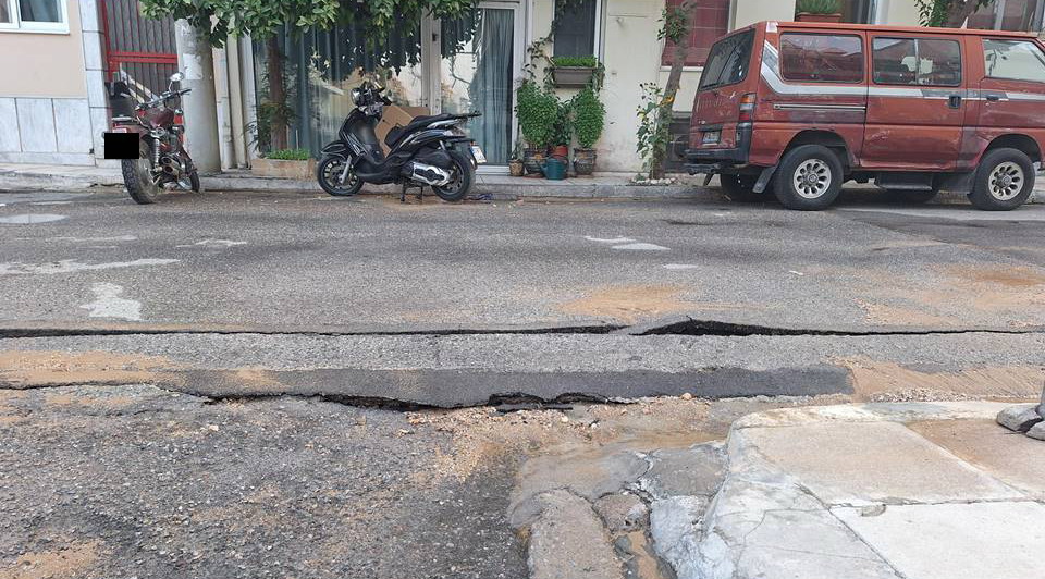 ΕΣΠΑΣΕ ΑΓΩΓΟΣ της ΕΥΔΑΠ τα ξημερώματα σήμερα στην οδό Αθ. Διάκου – Καταράκτης τα νερά – Σηκώθηκε η άσφαλτος!!!