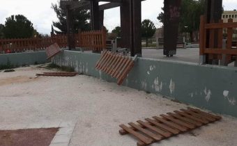 Ακατάλληλες οι ξύλινες περιφράξεις στις παιδικές χαρές – Ο Δήμος Κορυδαλλού τις ξηλώνει και βάζει σιδερένιες