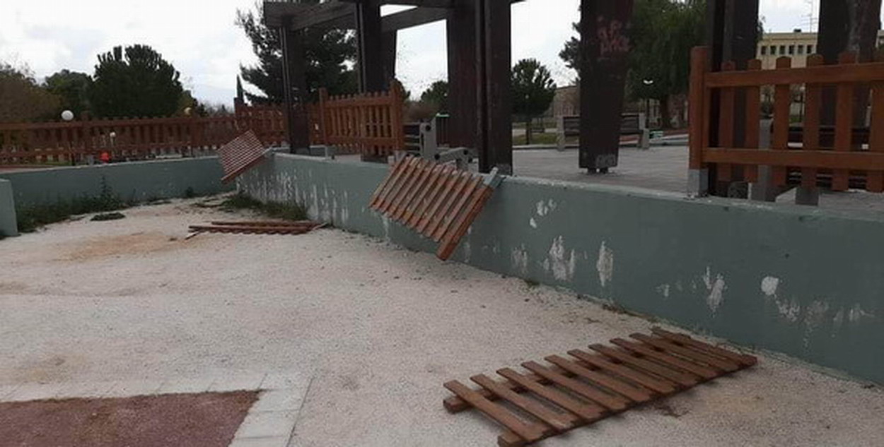 Ακατάλληλες οι ξύλινες περιφράξεις στις παιδικές χαρές – Ο Δήμος Κορυδαλλού τις ξηλώνει και βάζει σιδερένιες