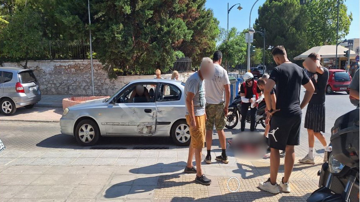 Σφοδρή σύγκρουση Ι.Χ. και δίκυκλου στη διασταύρωση Ελ. Βενιζέλου και Παπαφλέσσα