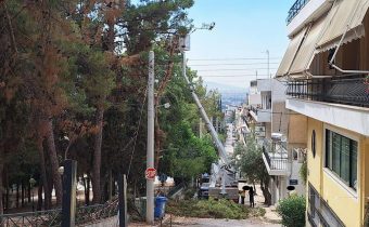 Κλαδέματα στην οδό Δόξης, από συνεργείο του ΔΕΔΔΗΕ