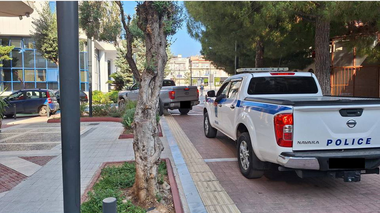 Επιχείρηση της ΟΠΚΕ και άλλων ειδικών δυνάμεων, στην πλατεία Παναγίας Ελεούσας