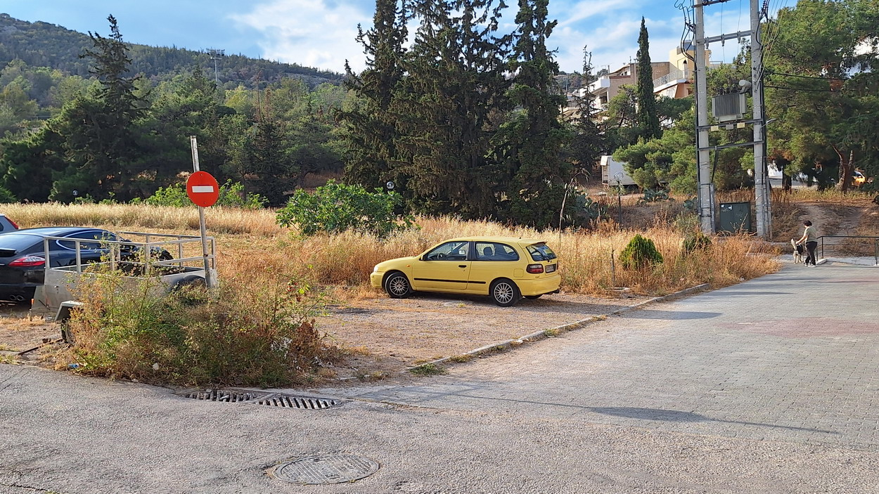 Σταύρος Μπαράκος: Προμελέτη Βρεφικού Σταθμού στο Ο.Τ. 639 – Εικόνες εγκατάλειψης και κίνδυνος πυρκαγιάς στους πρόποδες του Αιγάλεω