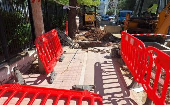 Ξηλώματα στο πεζοδρόμιο και ποδηλατόδρομο της οδού Ραιδεστού, λόγω προβλήματος στην αποχέτευση του 13ου Νηπιαγωγείου