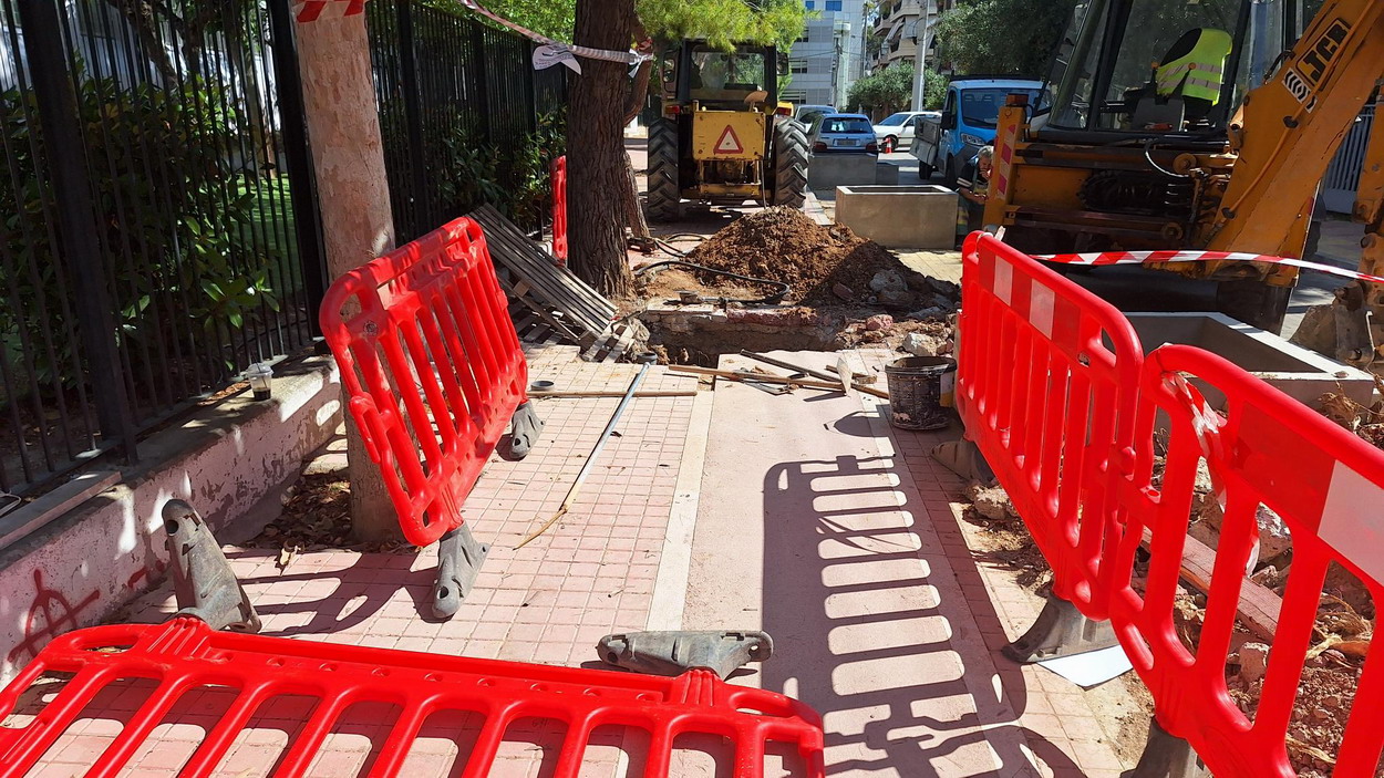Ξηλώματα στο πεζοδρόμιο και ποδηλατόδρομο της οδού Ραιδεστού, λόγω προβλήματος στην αποχέτευση του 13ου Νηπιαγωγείου