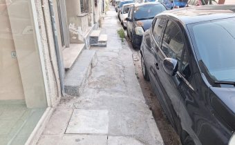 Δυσπρόσιτα για τους πεζούς τα πεζοδρόμια της οδού Χανίων, λίγα μέτρα από το OPEN MALL!!!