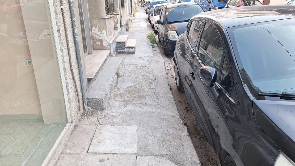 Δυσπρόσιτα για τους πεζούς τα πεζοδρόμια της οδού Χανίων, λίγα μέτρα από το OPEN MALL!!!