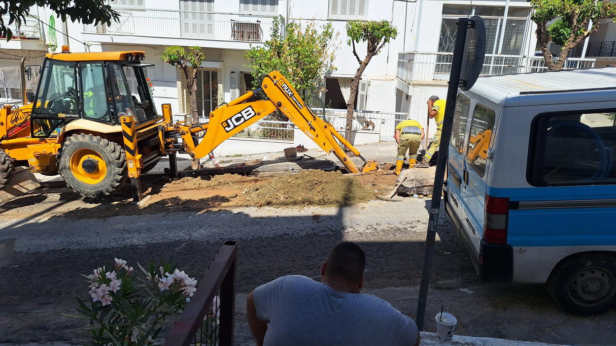 Σοβαρή διαρροή από σπάσιμο αγωγού της ΕΥΔΑΠ στην Παλ. Πολεμιστών – Χωρίς νερό επί ώρες δεκάδες νοικοκυριά