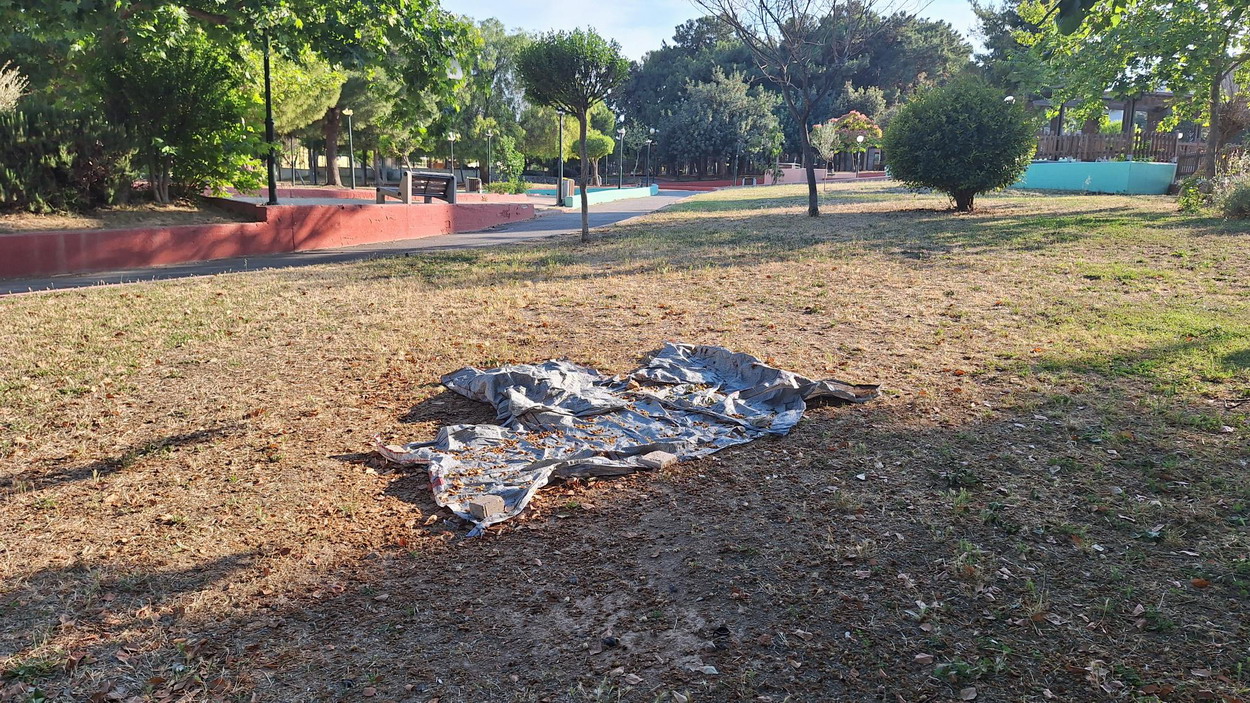 Πλαστικό κάλυμμα πεταμένο στο άλσος ΜΗΤΕΡΑ