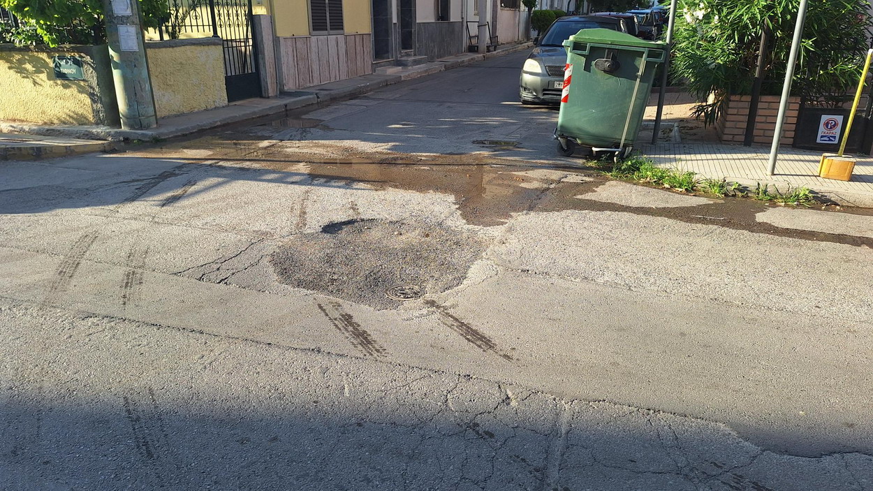 Σοβαρή καθίζηση του οδοστρώματος στη συμβολή των οδών Σίφνου και Πάρου και Αγίου Μηνά