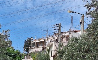 Δημοτικός φωτισμός αναμμένος μέρα – μεσημέρι…