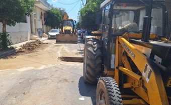 Διαρροή νερού από παροχή της ΕΥΔΑΠ στην οδό Κρήτης, κόβει την κυκλοφορία στον κεντρικό αυτό δρόμο