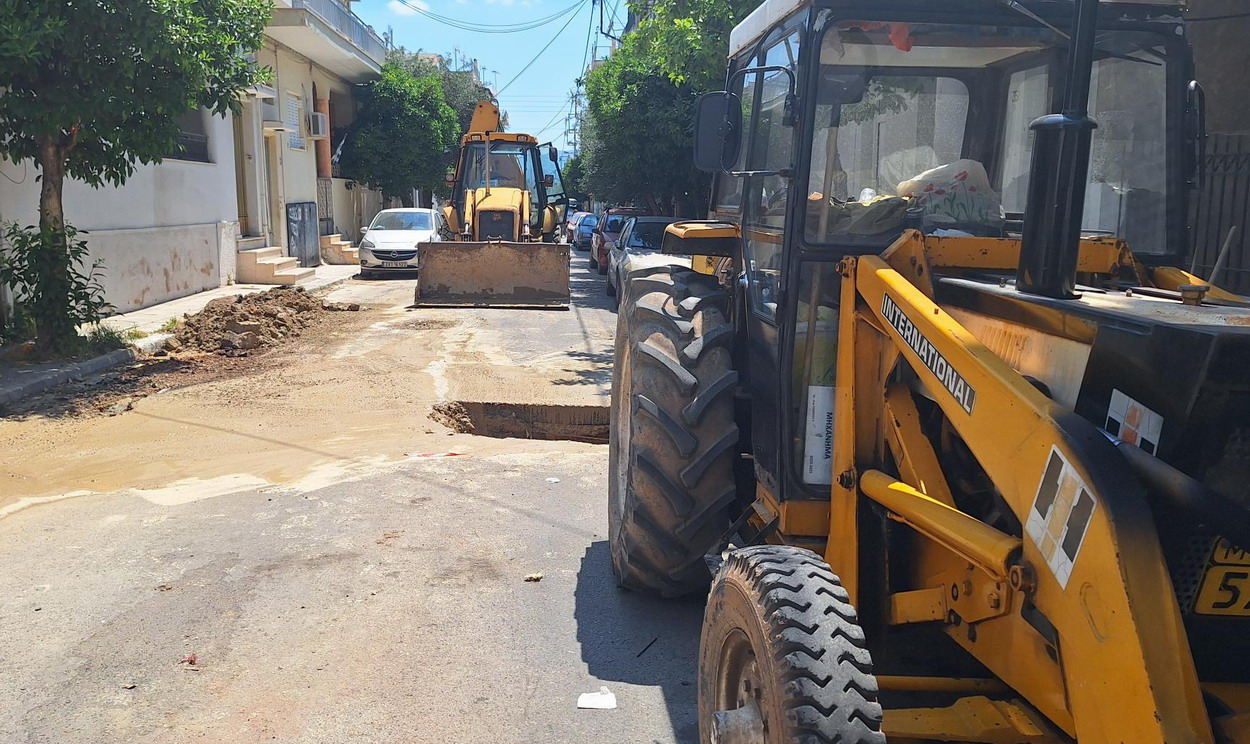 Διαρροή νερού από παροχή της ΕΥΔΑΠ στην οδό Κρήτης, κόβει την κυκλοφορία στον κεντρικό αυτό δρόμο