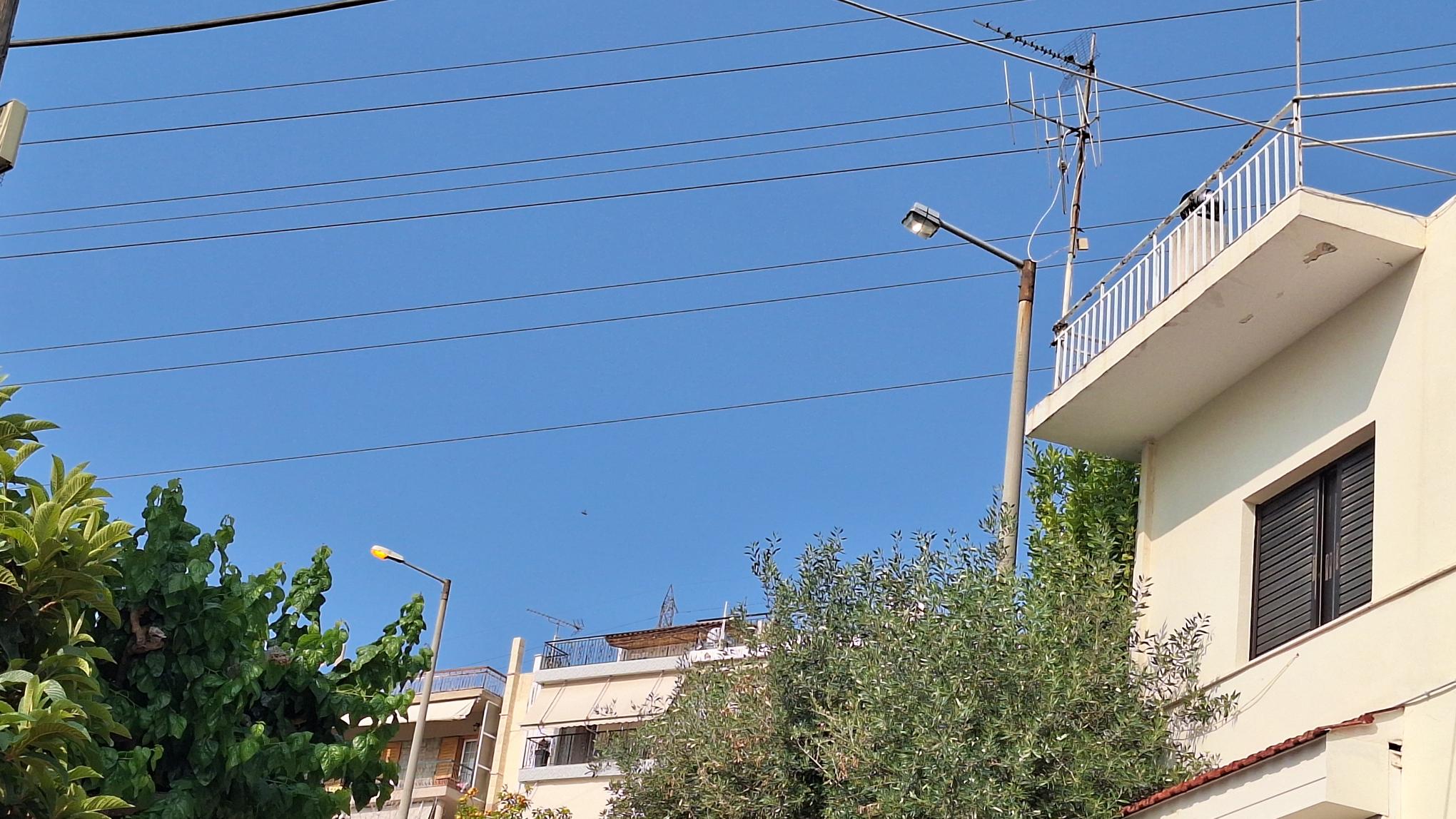 Συνεχίζει ο δημοτικός φωτισμός αναμμένος και την ημέρα σε δρόμους στο βουνό