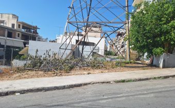 Μόλις καθαρίστηκε οικόπεδο στην Αθανασίου Διάκου, γέμισε κλαδέματα