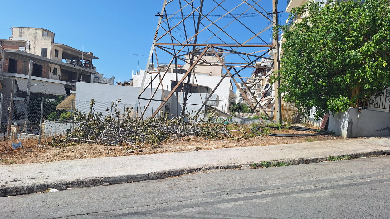 Μόλις καθαρίστηκε οικόπεδο στην Αθανασίου Διάκου, γέμισε κλαδέματα