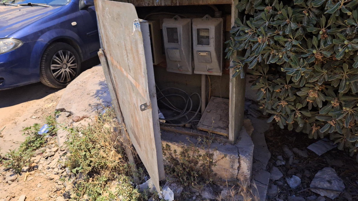 Πίλαρ με μετρητές, καλώδια κλπ ηλεκτρικό εξοπλισμό διάπλατα ανοικτό…
