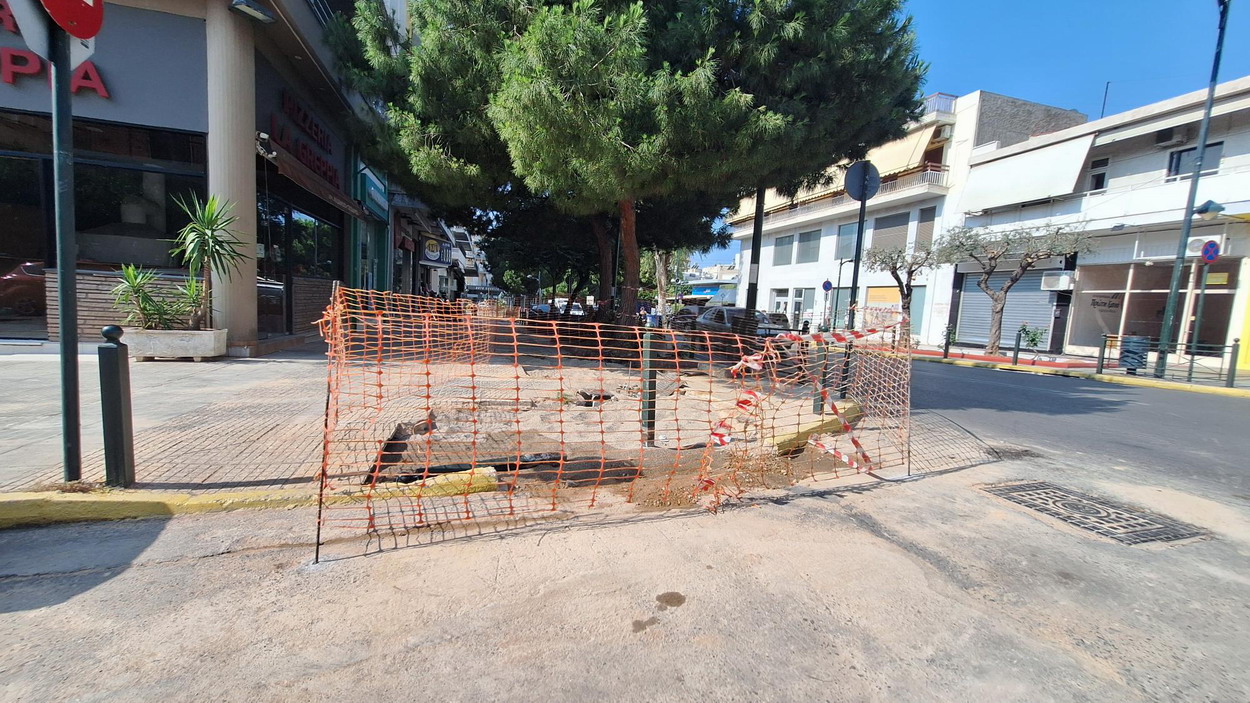 Η βλάβη αντιμετωπίστηκε από τον ΔΕΔΔΗΕ, σειρά έχει η αποκατάσταση του πεζοδρομίου στην Ελ. Βενιζέλου