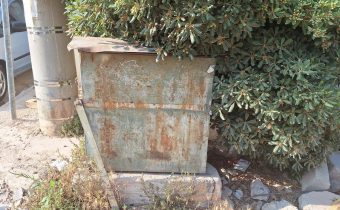 “Ασφάλισαν” το πίλαρ στην οδό Κουντουριώτη με λίγο συρματάκι…