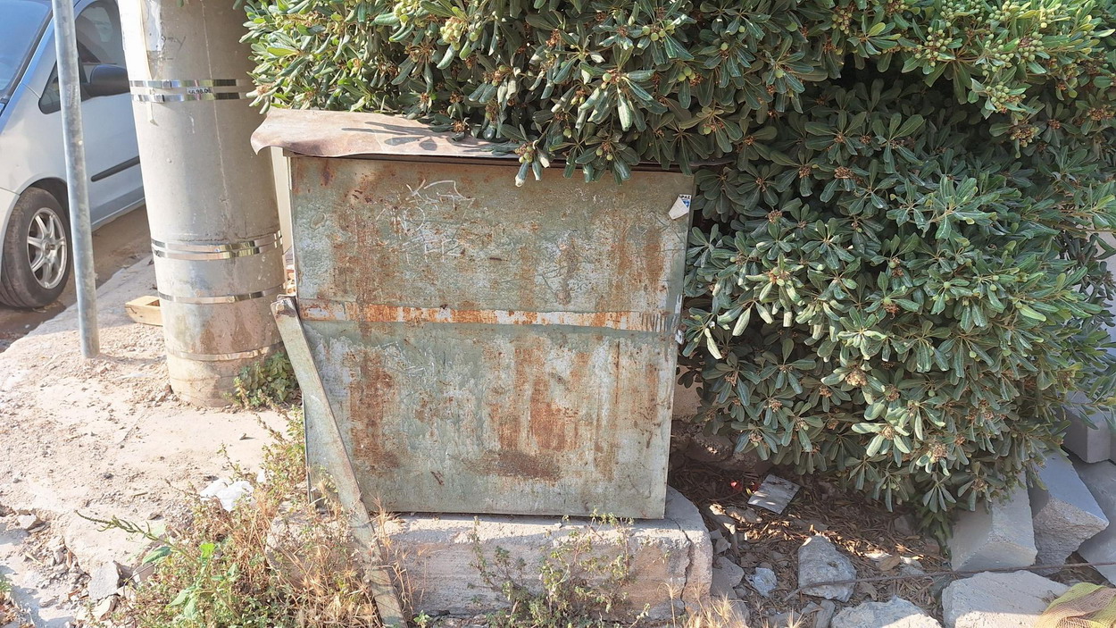 “Ασφάλισαν” το πίλαρ στην οδό Κουντουριώτη με λίγο συρματάκι…