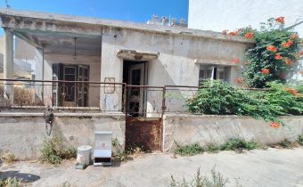 Απερίγραπτη και επικίνδυνη για τη δημόσια υγεία είναι εγκαταλειμμένη κατοικία στην οδό Άνδρου