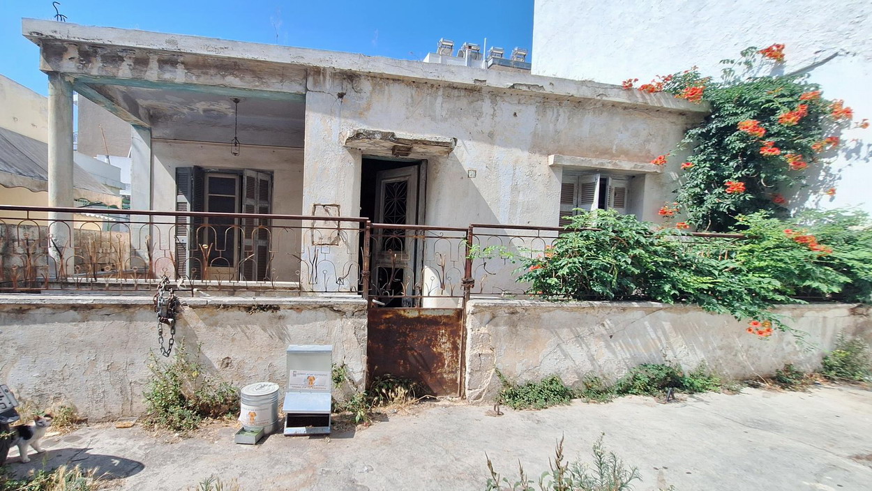 Απερίγραπτη και επικίνδυνη για τη δημόσια υγεία είναι εγκαταλειμμένη κατοικία στην οδό Άνδρου