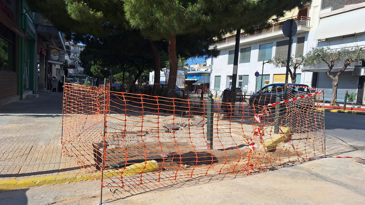 Η βλάβη αντιμετωπίστηκε από τον ΔΕΔΔΗΕ, σειρά έχει η αποκατάσταση του πεζοδρομίου στην Ελ. Βενιζέλου