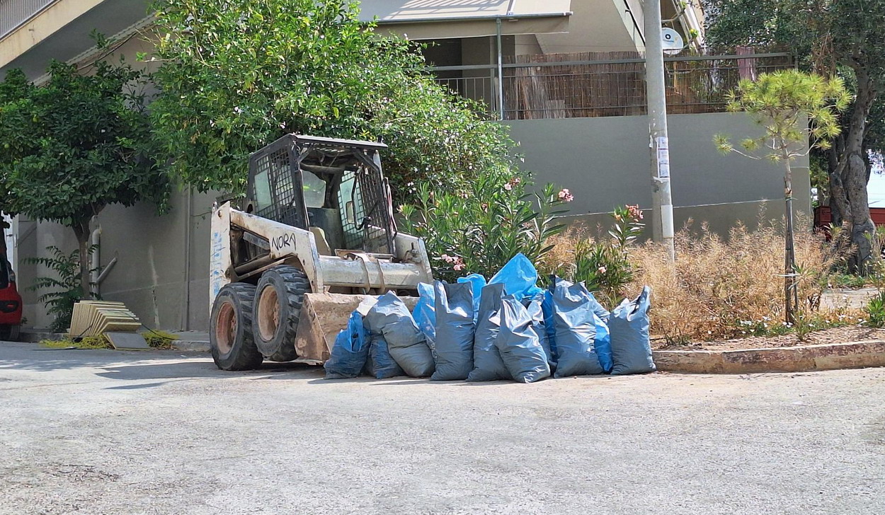 Ακούνητα επί μήνες, μηχάνημα έργων, μπάζα και πλάκες πεζοδρομίου…
