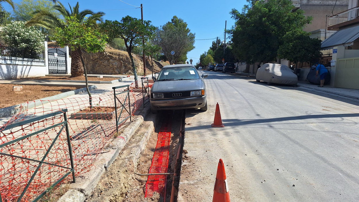 Συμπολίτης μας διαμαρτύρεται για μη απομάκρυνση από το δήμο εγκαταλειμμένου οχήματος