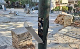 Έκθετα τα καλώδια σε κολωνάκι δημοτικού φωτισμού στην πλατεία ΕΛΕΥΘΕΡΙΑΣ (ΛΙΘΟΣ)