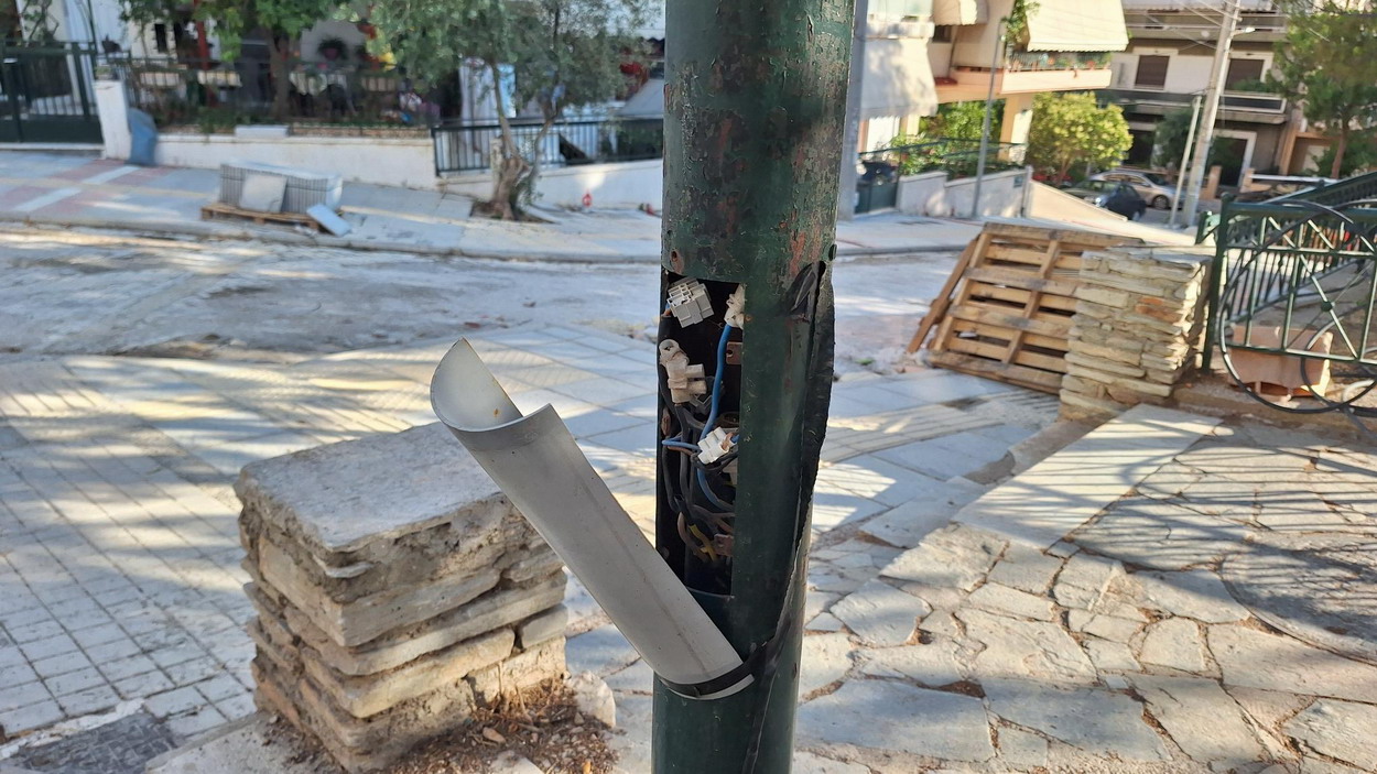 Έκθετα τα καλώδια σε κολωνάκι δημοτικού φωτισμού στην πλατεία ΕΛΕΥΘΕΡΙΑΣ (ΛΙΘΟΣ)