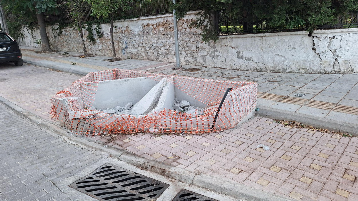 Ι.Χ. έπεσε σε παρτέρι στην οδό Παπαφλέσσα – Ευτυχώς χωρίς θύματα
