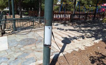 Τοποθετήθηκε καπάκι στη φωλιά των καλωδίων, με βίδες αυτή τη φορά στο κολωνάκι στην πλατεία του ΛΙΘΟΥ