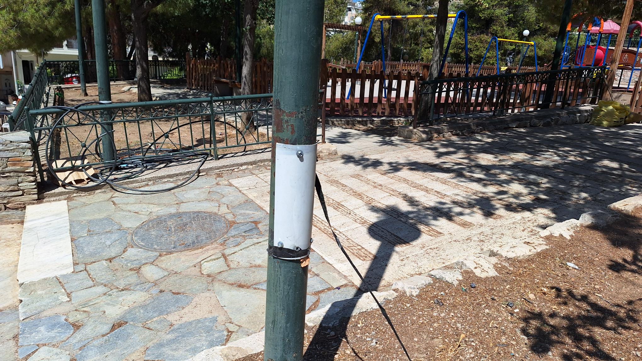 Τοποθετήθηκε καπάκι στη φωλιά των καλωδίων, με βίδες αυτή τη φορά στο κολωνάκι στην πλατεία του ΛΙΘΟΥ