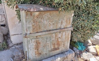 Ξανά με συρματάκι η πόρτα του πίλαρ στην οδό Κουντουριώτη…