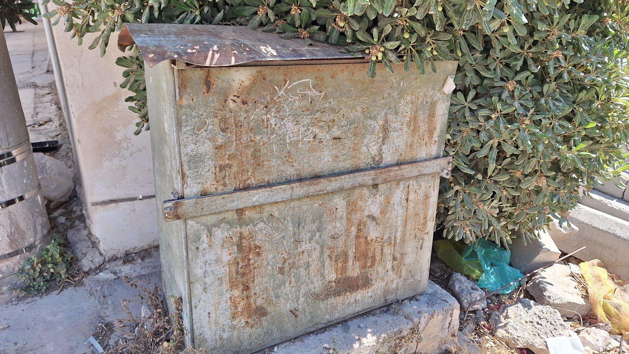 Ξανά με συρματάκι η πόρτα του πίλαρ στην οδό Κουντουριώτη…