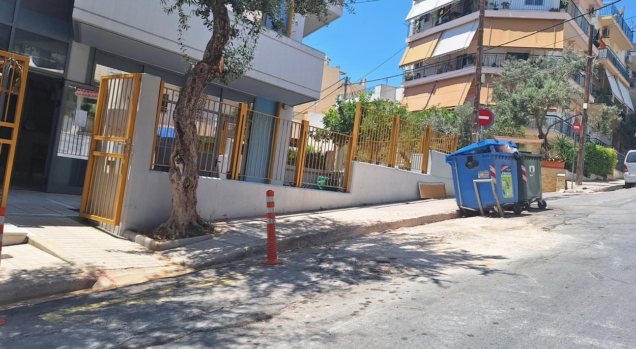 Βουναλάκι με αμμοχάλικο και μπάζα απομακρύνθηκαν από το οδόστρωμα