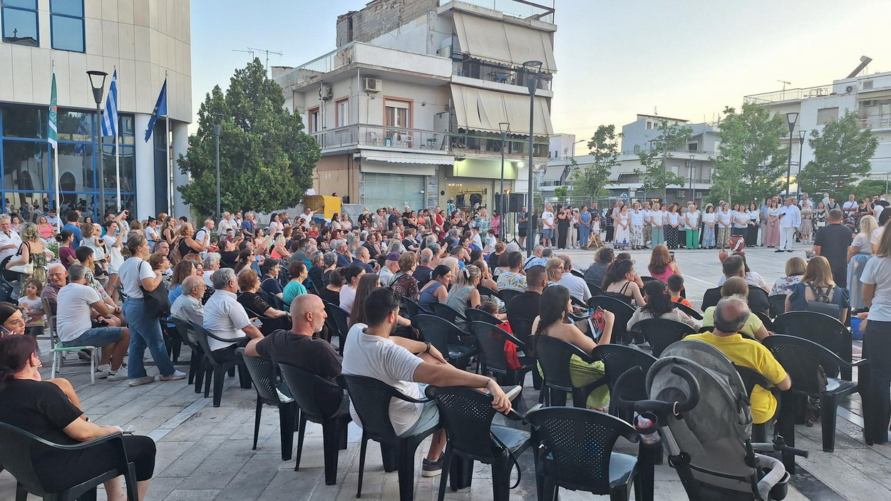 Εκατοντάδες συμπολίτες μας γιόρτασαν τον ΚΛΗΔΟΝΑ στην πλατεία Παναγίας Ελεούσας